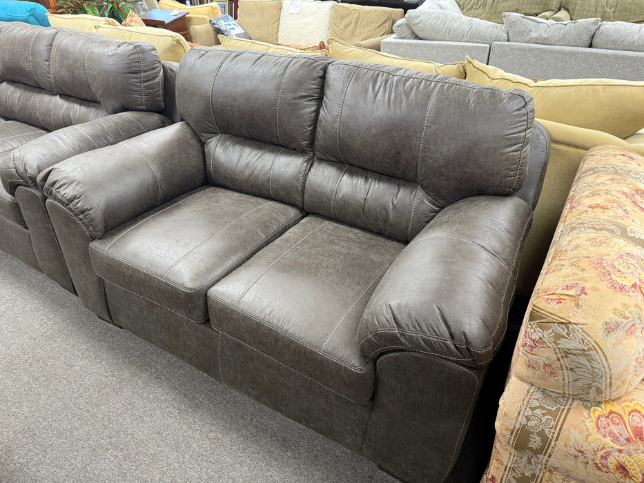 5600 Sequoia Ash Loveseat - Bill's Discount Center (Bradenton, FL)