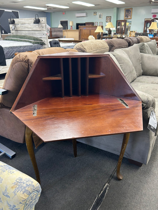 Used Corner Desk - Bill's Discount Center (Bradenton, FL)